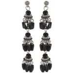 Boucles d'oreilles pendantes fantaisie en métal argenté, métal peint, perles de couleur noire et cristaux en verre.