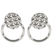 Boucles d'oreilles pendantes composées d'une pastille martelée et d'un cercle en acier argenté.