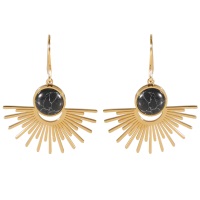 Boucles d'oreilles pendantes avec demi rayons de soleil en acier doré et d'une pierre de couleur noire sertie clos de forme ronde.