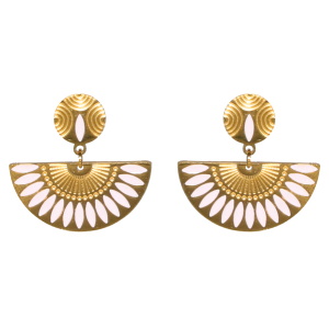 Boucles d'oreilles pendantes composées de puce ronde et d'un demi rond pendant au motif d'éventail en acier doré et émail de couleur blanc.
