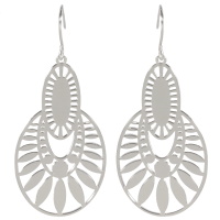 Boucles d'oreilles pendantes aux motifs ajourés en acier argenté.