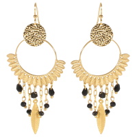 Boucles d'oreilles pendantes composées d'une puce ronde martelée en acier doré et un cercle avec plumes en acier doré et perles de couleur noire.