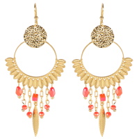 Boucles d'oreilles pendantes composées d'une puce ronde martelée en acier doré et un cercle avec plumes en acier doré et perles de couleur rouge.