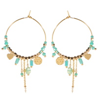 Boucles d'oreilles créoles pendantes avec perles, chaînettes et pendants cœur et petite pastille ronde martelée en acier doré et perles de couleur verte.