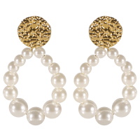 Boucles d'oreilles pendantes composées d'une pastille ronde martelée en acier doré et un cercle ovale de perles de couleur nacrée.