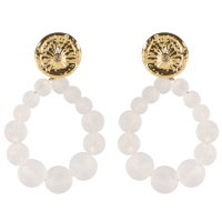 Boucles d'oreilles pendantes composées d'une pastille ronde martelée avec dessin de soleil en acier doré sertie d'un cristal et un cercle ovale de perles de couleur transparente.