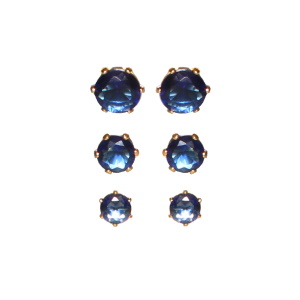 Lot de trois paires de boucles d'oreilles puces en acier doré serties griffes d'un oxyde de zirconium bleu.