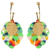 Boucles d'oreilles créoles ouvertes composées d'une feuille philodendron en acier doré et d'une feuille philodendron en matière synthétique multicolore.