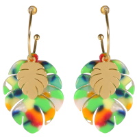Boucles d'oreilles créoles ouvertes composées d'une feuille philodendron en acier doré et d'une feuille philodendron en matière synthétique multicolore.