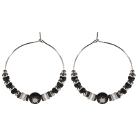 Boucles d'oreilles créoles fermées avec perles cylindriques en acier argenté, perles cylindriques en caoutchouc, perles de couleur noire et une perle de couleur noire pavée d'une étoile en acier argenté.