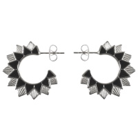 Boucles d'oreilles créoles ouvertes en forme de fleur en acier argenté et pavées en partie d'émail de couleur noire.