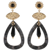 Boucles d'oreilles pendantes composées d'un soleil en acier doré surmonté d'une pierre de couleur noire, d'une pastille ovale martelée en acier doré, d'un cercle en forme de goutte en matière synthétique surmontée d'une perle de couleur noire.