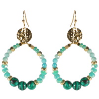 Boucles d'oreilles pendantes composées d'une pastille martelée en acier doré et d'un cercle de perles de couleur verte et d'imitation malachite. 