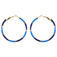 Boucles d'oreilles créoles en acier doré et émail de couleur bleue.