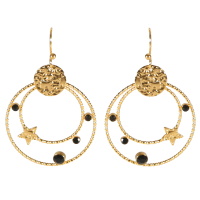 Boucles d'oreilles pendantes composées d'une pastille ronde martelée en acier doré et de deux cercles surmontés d'une étoile en acier doré et de quatre cristaux sertis clos de couleur noir.