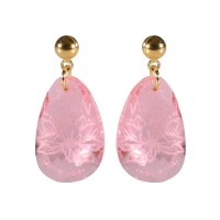 Boucles d'oreilles pendantes composées d'une puce ronde en acier doré et d'une pierre de couleur rose transparent avec le mot zen et l'image d'une fleur.