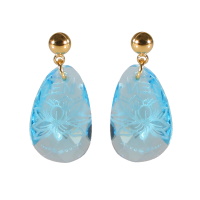 Boucles d'oreilles pendantes composées d'une puce ronde en acier doré et d'une pierre de couleur bleu turquoise transparent avec le mot zen et l'image d'une fleur.