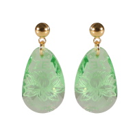 Boucles d'oreilles pendantes composées d'une puce ronde en acier doré et d'une pierre de couleur vert transparent avec le mot zen et l'image d'une fleur.