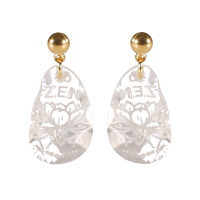 Boucles d'oreilles pendantes composées d'une puce ronde en acier doré et d'une pierre transparente avec le mot zen et l'image d'une fleur.