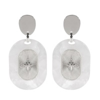 Boucles d'oreilles pendantes composées d'une pastille en acier argenté, d'une pastille surmontée d'une étoile en acier argenté entourée de matière synthétique de couleur blanche.