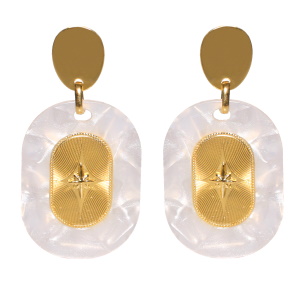 Boucles d'oreilles pendantes composées d'une pastille en acier doré, d'une pastille surmontée d'une étoile en acier doré entourée de matière synthétique de couleur blanche.