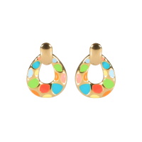 Boucles d'oreilles pendantes composées d'un cercle ovale en acier doré pavé d'émail multicolore.