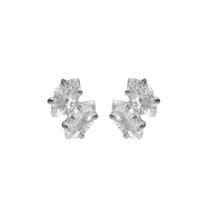 Boucles d'oreilles pendantes en acier argenté serties griffes de deux cristaux en oxydes de zirconium.