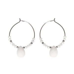 Boucles d'oreilles créoles en acier argenté surmontées de perles de couleur blanche avec une pierre en forme de goutte de couleur blanche.
