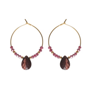 Boucles d'oreilles créoles en acier doré surmontées de perles de couleur violette avec une pierre en forme de goutte de couleur marron.