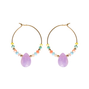 Boucles d'oreilles créoles en acier doré surmontées de perles multicolores avec une pierre en forme de goutte de couleur violette.