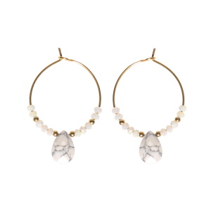 Boucles d'oreilles créoles en acier doré surmontées de perles de couleur blanche avec une pierre en forme de goutte de couleur blanche.