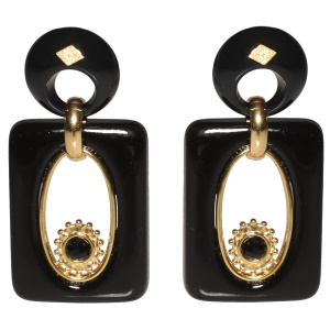 Boucles d'oreilles pendantes composées d'un cercle en matière synthétique de couleur noir surmonté d'un losange en acier doré et d'un rectangle en matière synthétique de couleur noir surmonté d'un soleil en acier doré serti d'un cabochon de couleur noir.