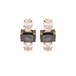Boucles d'oreilles pendantes en acier doré serties griffes de deux oxydes de zirconium blancs et d'un oxyde de zirconium noir. 