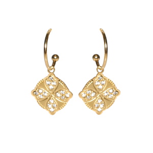 Boucles d'oreilles créoles ouvertes en acier doré avec un pendant rond surmonté d'un trèfle à quatre feuilles pavé de strass.