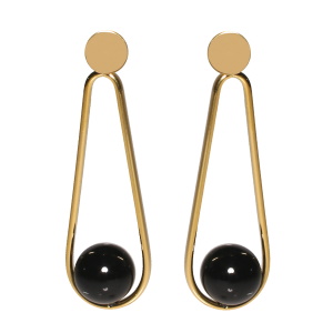 Boucles d'oreilles pendantes composées d'une puce ronde et d'un pendant en acier doré surmonté d'une perle de couleur noire.