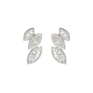 Boucles d'oreilles pendantes composées d'une pastille en amande en acier argenté gravée d'une étoile et de deux pastilles en amande pavées de strass.