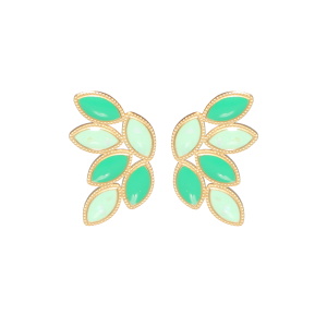 Boucles d'oreilles pendantes en forme de feuilles en acier doré pavées d'émail de couleur vert.