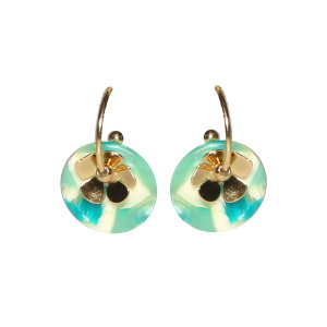 Boucles d'oreilles créoles pendantes composées d'une fleur en acier doré et d'une pastille ronde de couleur verte.
