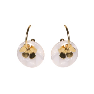 Boucles d'oreilles créoles pendantes composées d'une fleur en acier doré et d'une pastille ronde de couleur blanche.