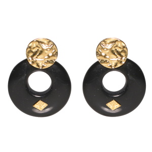 Boucles d'oreilles pendantes composées d'une pastille ronde martelée en acier doré et d'un cercle de couleur noir surmonté d'un losange gravé d'une étoile en acier doré.