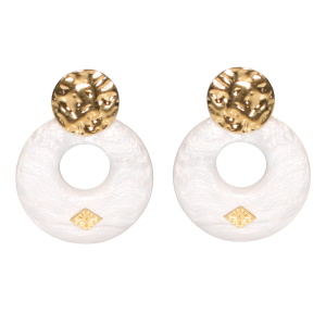Boucles d'oreilles pendantes composées d'une pastille ronde martelée en acier doré et d'un cercle de couleur blanc surmonté d'un losange gravé d'une étoile en acier doré.