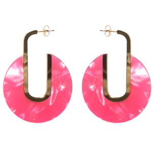 Boucles d'oreilles pendantes en acier doré et en matière synthétique de couleur rose.