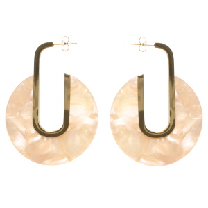 Boucles d'oreilles pendantes en acier doré et en matière synthétique de couleur blanche.