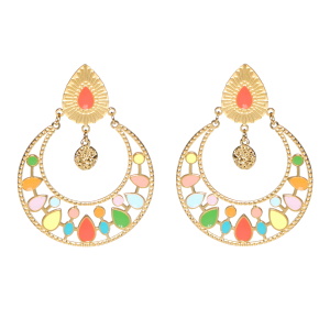 Boucles d'oreilles pendantes composées d'une pastille ovale en acier doré pavée d'émail de couleur rouge, d'une pastille ronde martelée en acier doré et d'un cercle en acier doré avec différentes formes pavées d'émail multicolore.