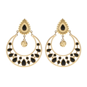 Boucles d'oreilles pendantes composées d'une pastille ovale en acier doré pavée d'émail de couleur noir, d'une pastille ronde martelée en acier doré et d'un cercle en acier doré avec différentes formes pavées d'émail de couleur noir.