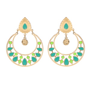 Boucles d'oreilles pendantes composées d'une pastille ovale en acier doré pavée d'émail de couleur vert, d'une pastille ronde martelée en acier doré et d'un cercle en acier doré avec différentes formes pavées d'émail de couleur vert.