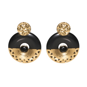 Boucles d'oreilles pendantes composées d'une pastille ronde martelée en acier doré et d'un cercle de couleur noir pavé d'un demi cercle avec motifs en acier doré surmonté d'un cabochon noir.