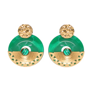 Boucles d'oreilles pendantes composées d'une pastille ronde martelée en acier doré et d'un cercle de couleur vert pavé d'un demi cercle avec motifs en acier doré surmonté d'un cabochon en malachite d'imitation.