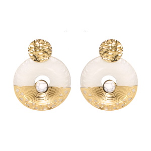 Boucles d'oreilles pendantes composées d'une pastille ronde martelée en acier doré et d'un cercle de couleur blanc pavé d'un demi cercle avec motifs en acier doré surmonté d'un cabochon blanc.