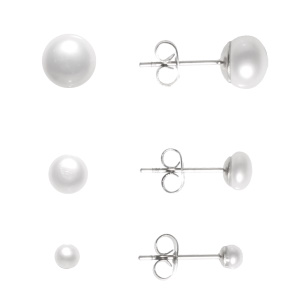 Lot de trois paires de boucles d'oreilles puces en acier argenté surmontées de perle d'eau douce.